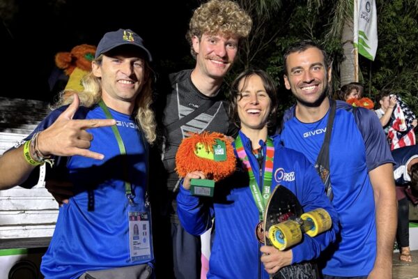 Giulia Bottazzin, bronzo nel Time Trial di Skateboard Downhill ai World Skate Games ASU26, insieme al team.